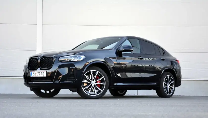 Schwarzer BMW X4 30d Coupé mit sportlichen Felgen und roten Bremssätteln. Technische Daten im Blick.