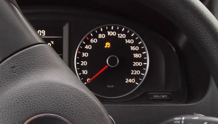 Kontrollleuchte für ESP im Auto leuchtet gelb. Das Symbol zeigt ein Auto mit rutschender Fahrbahn.