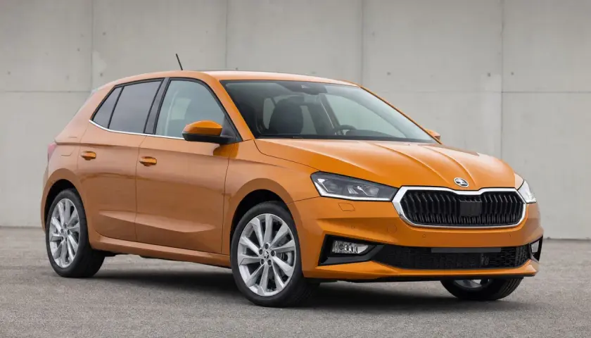 Orange Skoda Fabia mit 1.5 TSI Motor. Ein Blick auf das moderne Design, das hoffentlich keine Probleme bereitet.