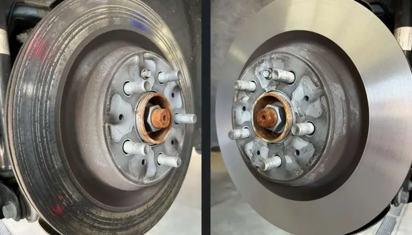 Vorher/Nachher: Abgenutzte Bremsscheibe mit Rillen und Rost, daneben eine neue, glatte Bremsscheibe. Der Grat an der alten Bremsscheibe ist deutlich sichtbar.