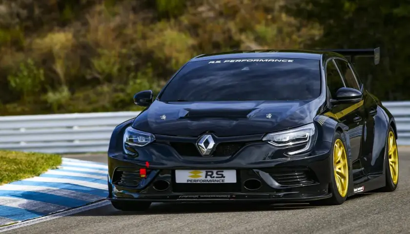 Schwarzer Megane 4 RS mit gelben Felgen auf Rennstrecke, bereit für Höchstleistung.