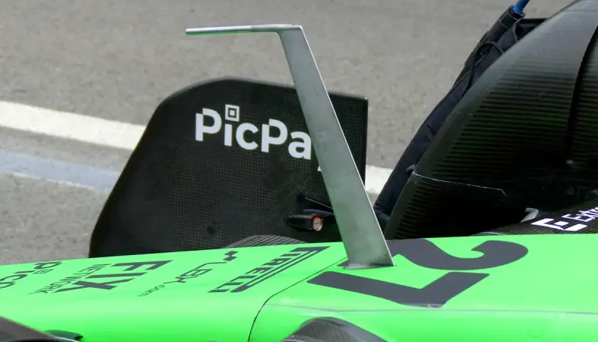 Detailaufnahme eines Formel 1 Autos mit der Nummer 27. Die Aerodynamik ist entscheidend für die Formel 1 Geschwindigkeit.