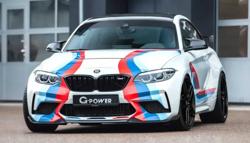 Weißer BMW M2 Competition mit G-Power Tuning und den klassischen M-Streifen.