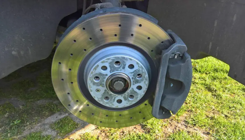 Ein gelochter Bremsscheiben-Power-Disc mit Bremssattel, bereit für die nächste Fahrt.