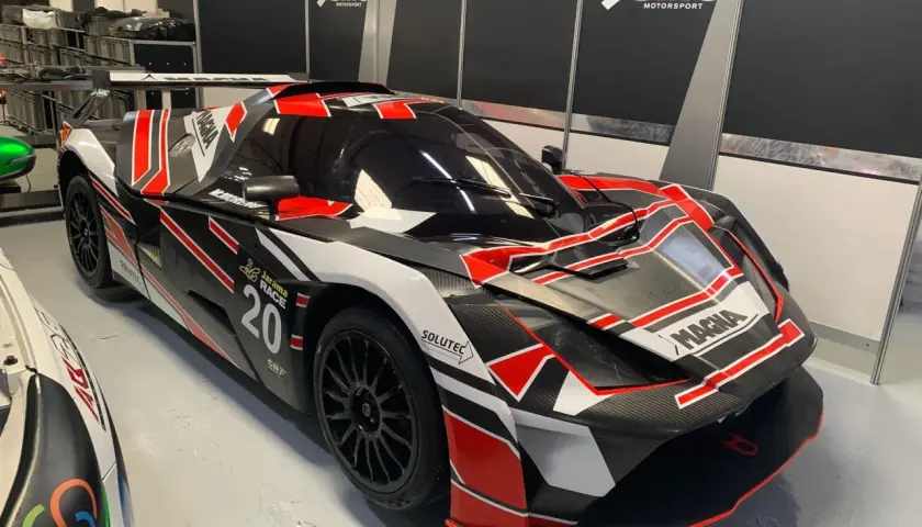 Ein rennfertiger KTM X-Bow GT4 in Schwarz mit roten und weißen Akzenten, bereit für die Jarama Race 20.