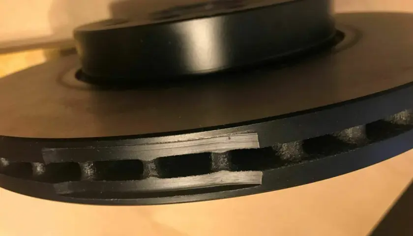 Nahaufnahme einer belüfteten TRW Bremsscheibe. Gute Erfahrung mit TRW Bremsbelägen und Scheiben.