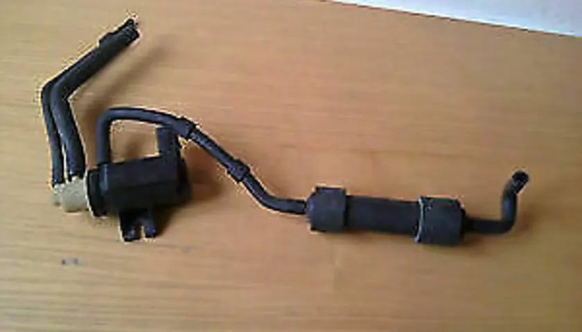 Vakuumschalter für VW P0299, ein Teil der Kraftstoffanlage, mit Schläuchen und einem schwarzen Gehäuse.