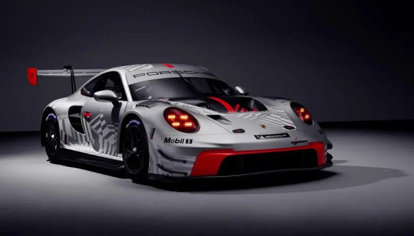 Silberner Porsche 997 GT3 Cup mit roten Akzenten und Rennsport-Grafiken, bereit für die nächste Herausforderung.