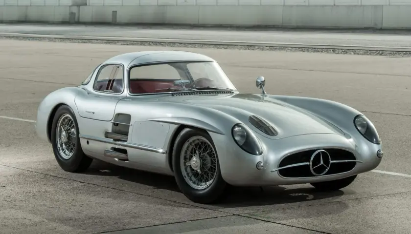 Silberner Mercedes-Benz 300 SLR Uhlenhaut Coupé, der teuerste Oldtimer der Welt, mit roten Ledersitzen und Speichenrädern.