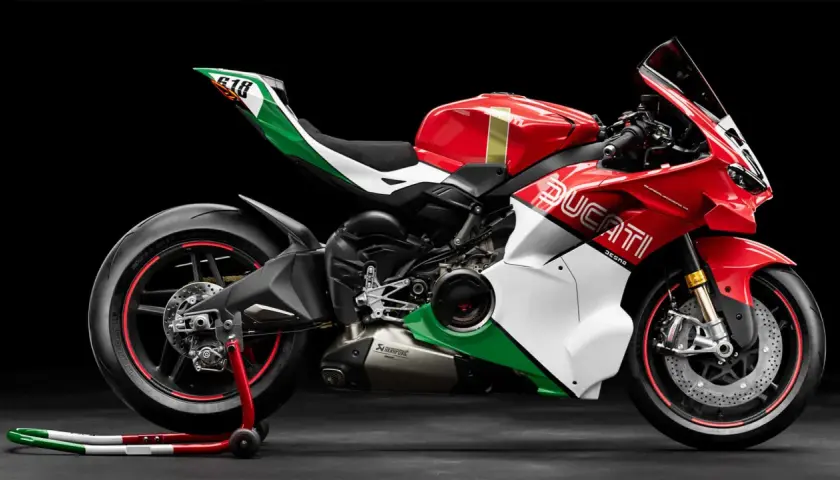 Rote Ducati Superleggera V4 mit italienischer Flaggenlackierung auf schwarzem Hintergrund.