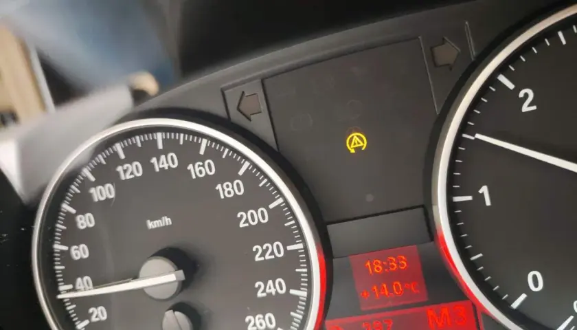 Warnleuchte DTC BMW leuchtet auf. Tacho zeigt 40 km/h. Aktuelle Zeit 18:33, Temperatur 14°C.