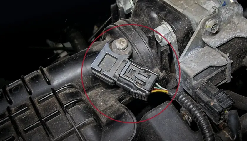 Luftmassenmesser (LMM) p0106 vw, Teil eines Motors, mit Kabeln und Anschlüssen.