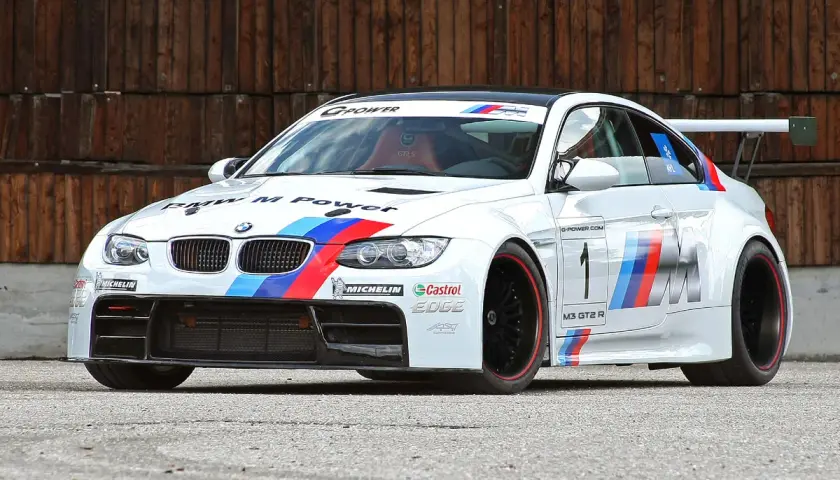 Weißer BMW M3 GT2 Rennwagen mit roten Akzenten und der Startnummer 1.
