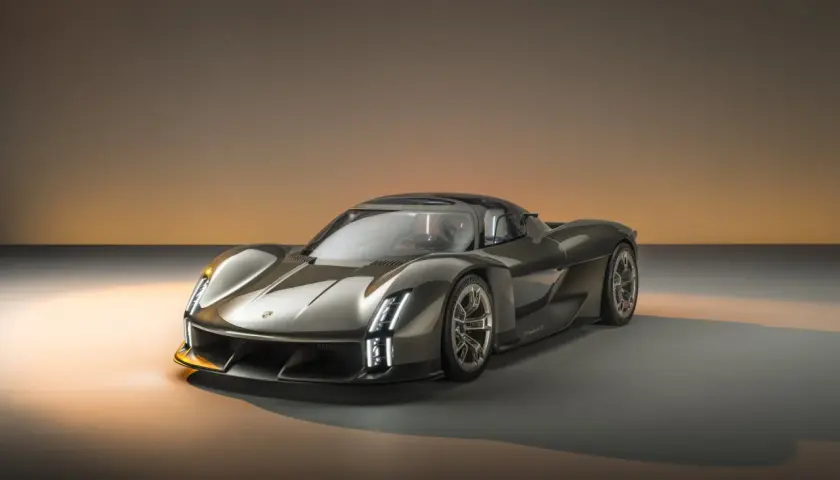 Grauer Supersportwagen mit futuristischem Design, beleuchtet von warmem Licht.