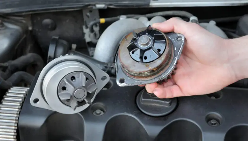 Schritt-für-Schritt-Anleitung zum Skoda Octavia Wasserpumpe wechseln: Alte Pumpe wird herausgenommen, neue wartet daneben.