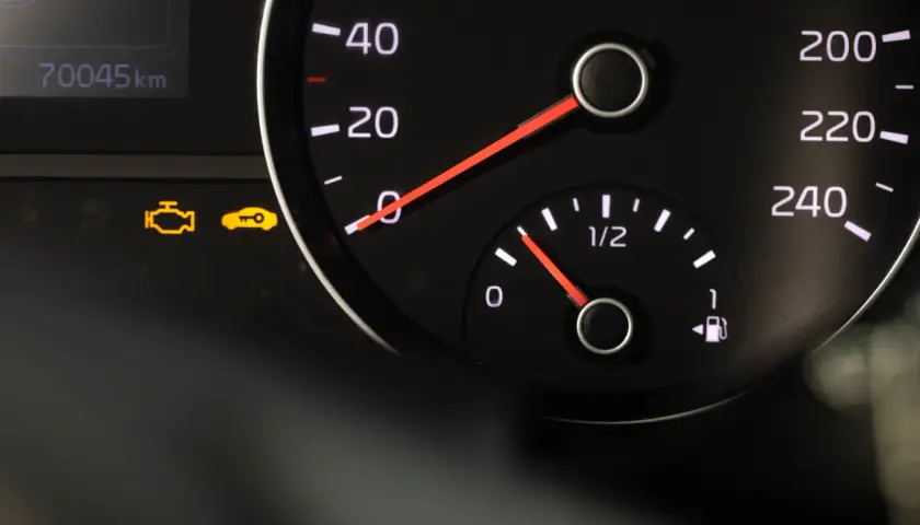 Das gelbe Symbol für den **check engine** leuchtet auf dem Armaturenbrett neben dem Schlüssel-Symbol. Der Kilometerstand beträgt 70045 km.