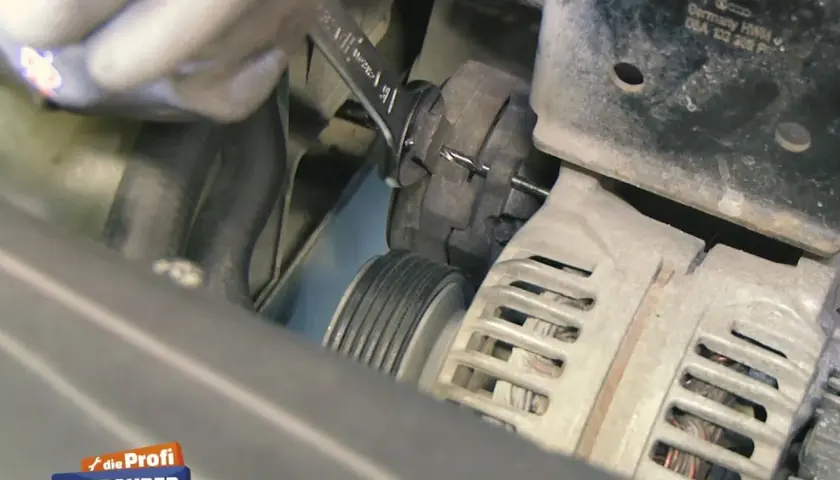 VW Crafter Keilriemen wechseln: Werkzeug spannt Spannrolle. Anleitung für den Riemenwechsel.