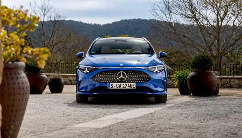 Blauer Mercedes-Benz EQE vor einer Bergkulisse. Informieren Sie sich über die **Service B Mercedes Kosten** für Ihr Elektrofahrzeug.