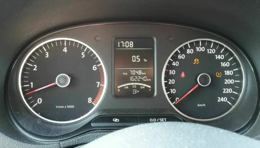 ESP leuchtet, das Auto ruckelt. Tacho zeigt 162240 km. 17:08 Uhr.