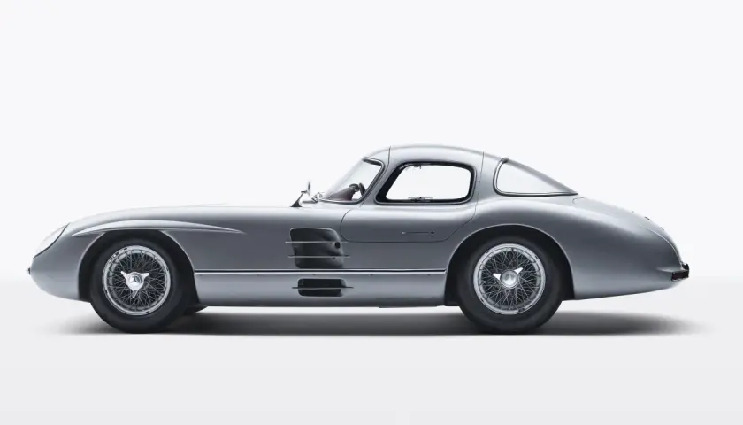 Silberner Mercedes-Benz 300 SLR Uhlenhaut Coupé, das teuerste Auto der Welt, mit seinen charakteristischen Flügeltüren und Speichenrädern.