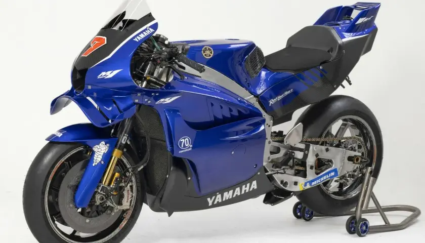 Blaues Yamaha MotoGP-Werksteam-Motorrad mit der Startnummer 7 und Michelin-Reifen.