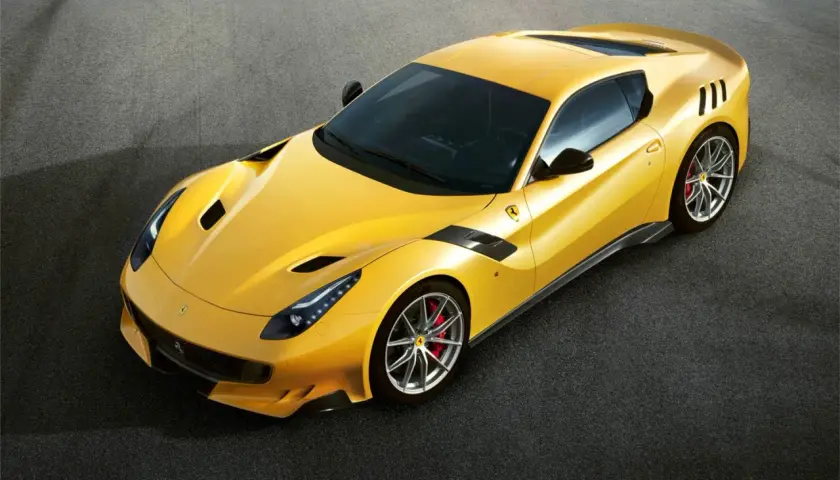 Gelber Ferrari F12 TDF, bereit für die Rennstrecke.
