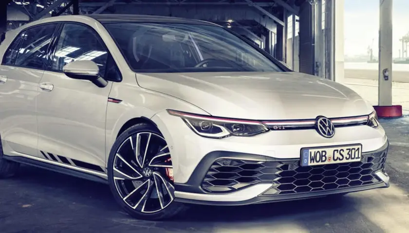 Weißer Golf GTI Performance mit sportlichen Akzenten und auffälligen Felgen, bereit für die nächste Fahrt.