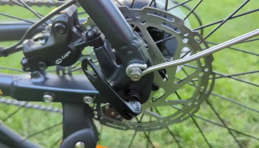Nahaufnahme eines Fahrrad-Scheibenbremssystems. Die Bremsscheibe mit der Markierung "160" ist gut sichtbar. Das geringe bremsscheiben gewicht ist ideal für sportliche Fahrräder.