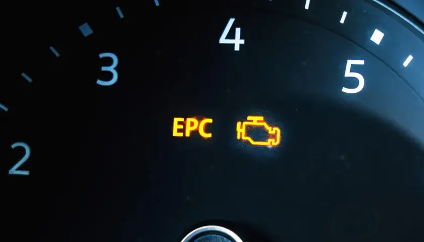 Leuchtende EPC-Kontrollleuchte im Auto-Kombiinstrument. Ein gelbes Symbol eines Motors und die Buchstaben "EPC" deuten auf mögliche Probleme hin, die die EPC-Reparaturkosten beeinflussen.