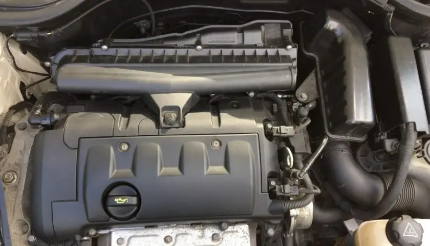 Motorraum eines Mini R56 mit sichtbarem Luftfilterkasten und Ventildeckel.