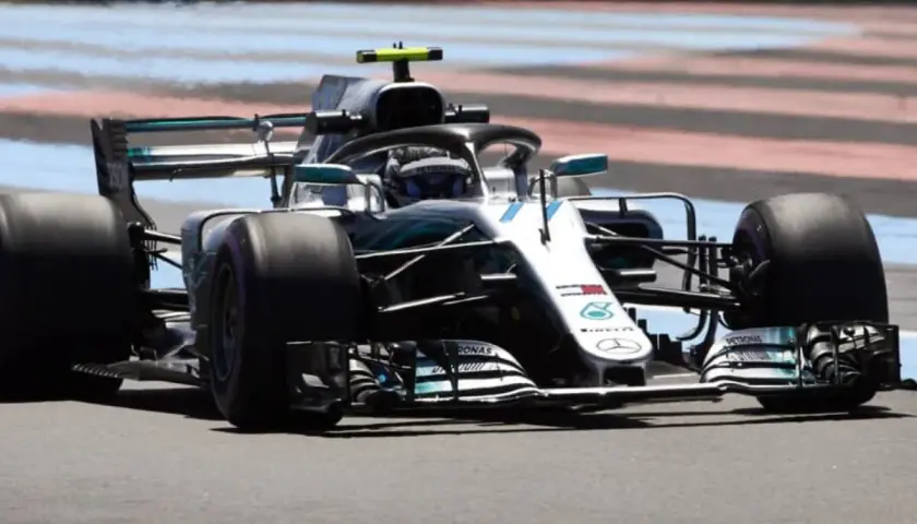 Ein Mercedes-AMG F1 W10 EQ Power+ mit Lewis Hamilton am Steuer, der die Gewicht-Formel-1-Fahrer-Optimierung demonstriert.