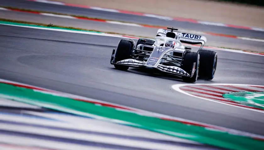 Formel 1 Rennwagen auf der Strecke, der die Kraft und Geschwindigkeit der g-Kraft-Formel 1 demonstriert.