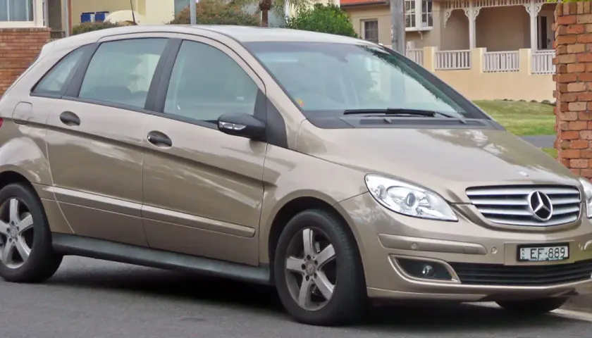 Goldfarbene Mercedes B-Klasse, bereit für den nächsten Wartungsplan.