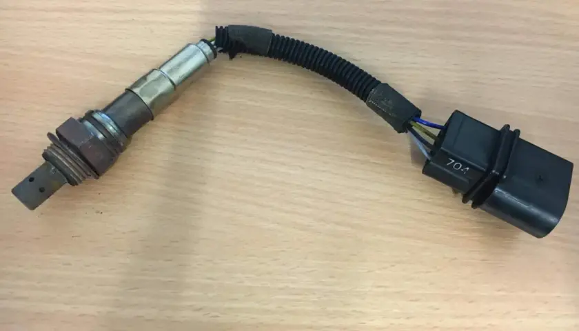 Ein defekter Lambdasensor, der den Fehlercode p0135 verursachen kann, mit Anschlussstecker.