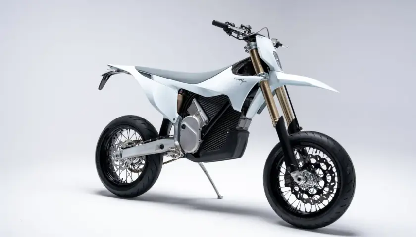 Stark Motorrad: Ein weißes, futuristisches Elektromotorrad mit goldener Gabel und schwarzem Felgen.