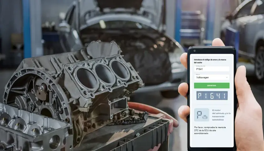 Ein Smartphone zeigt den Fehlercode P1641 für einen Volkswagen an, während im Hintergrund ein zerlegter Motor liegt.