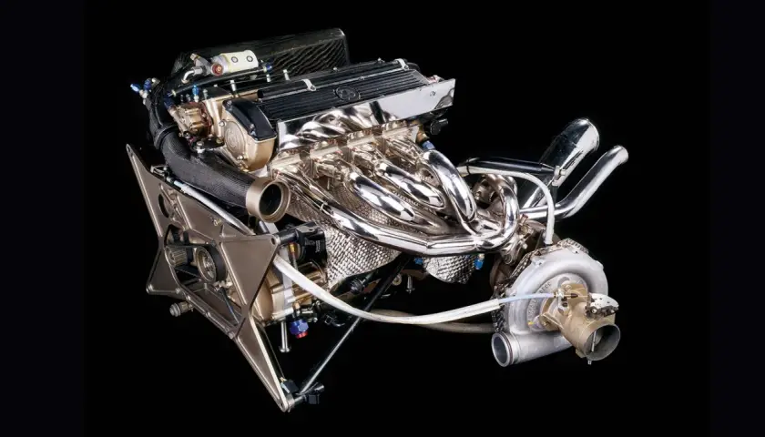 Hochglanzpolierter Formel 1 Motor mit Turboaufladung. Der Hubraum ist für maximale Leistung optimiert.