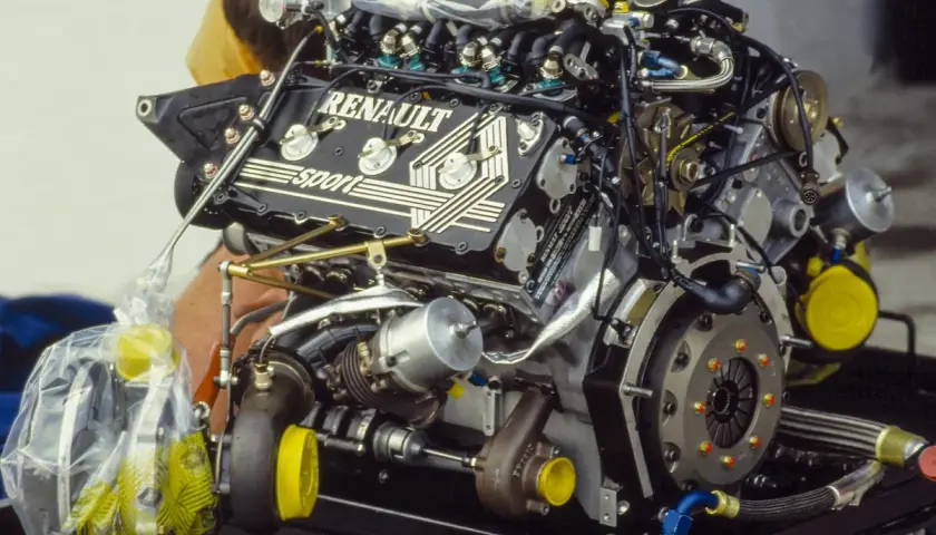 Ein komplexer Renault V10 Formel 1 Motor mit Turbolader.