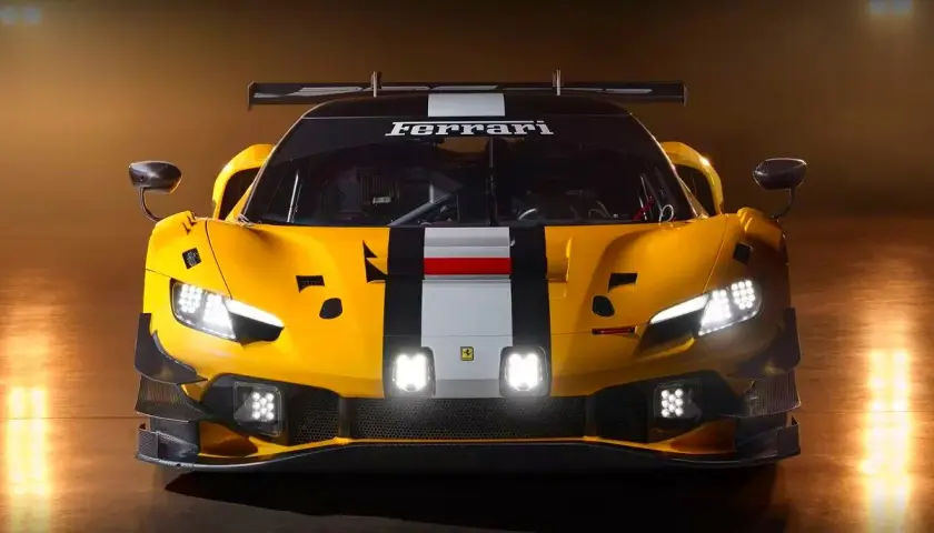 Gelber Ferrari 296 GT3 Rennwagen mit schwarzen und weißen Streifen, bereit für die Rennstrecke.
