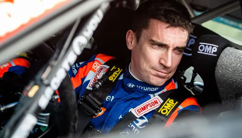 Craig Breen, Rallyefahrer, sitzt konzentriert im Cockpit seines Autos.
