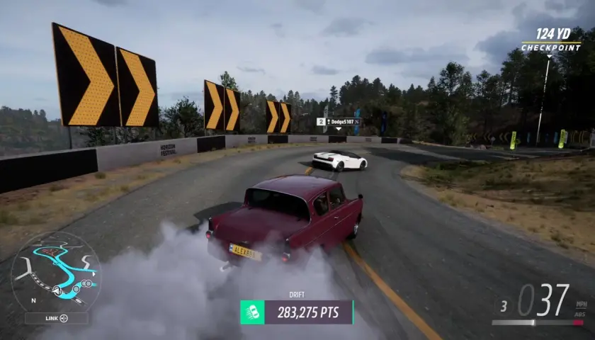 Ein roter Oldtimer driftet auf einer Rennstrecke, umgeben von Bäumen und Warnschildern. Man kann mit Allrad driften, um Punkte zu sammeln.