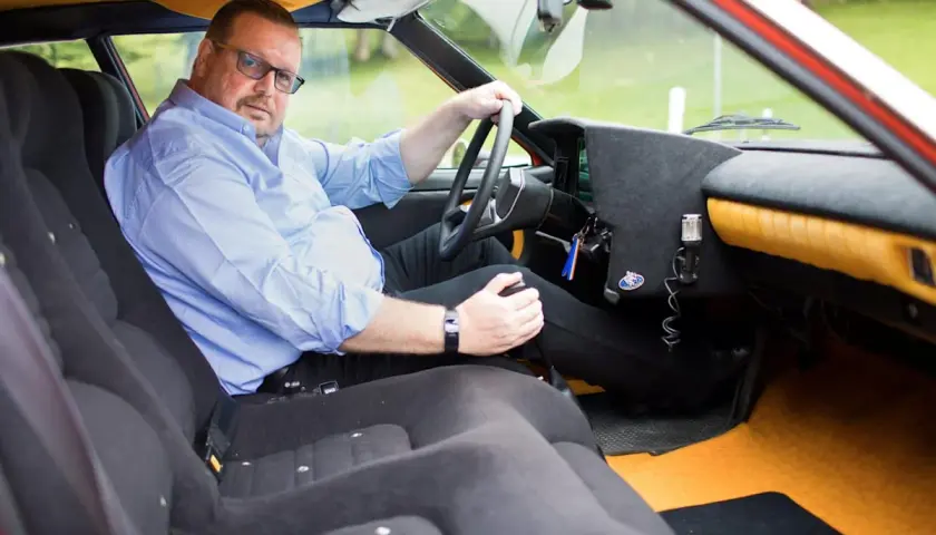Mann mit Brille am Steuer eines Matra Bagheera, bereit für eine Spritztour.