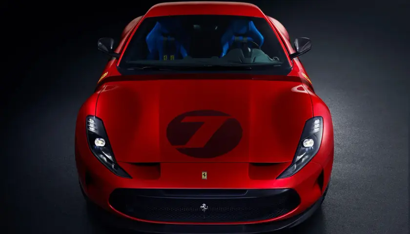 Der rote Ferrari Omologata mit dem markanten schwarzen "7"-Aufkleber auf der Motorhaube und blauen Sportsitzen.