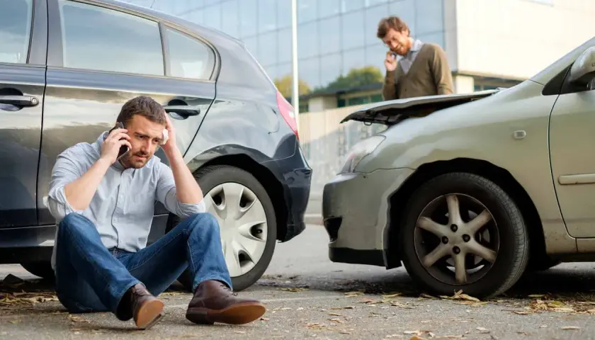 Mann sitzt nach Autounfall am Boden, ruft Hilfe. Der andere Fahrer spricht am Handy. Offenbar hat das **Auto bremst nicht mehr**.