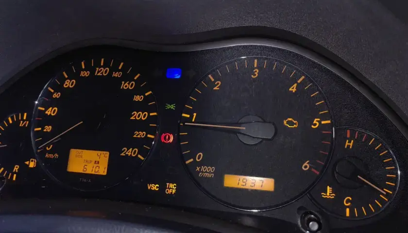 Armaturenbrett eines Toyota mit leuchtenden Warnleuchten, VSC und TRC OFF sind aktiv.