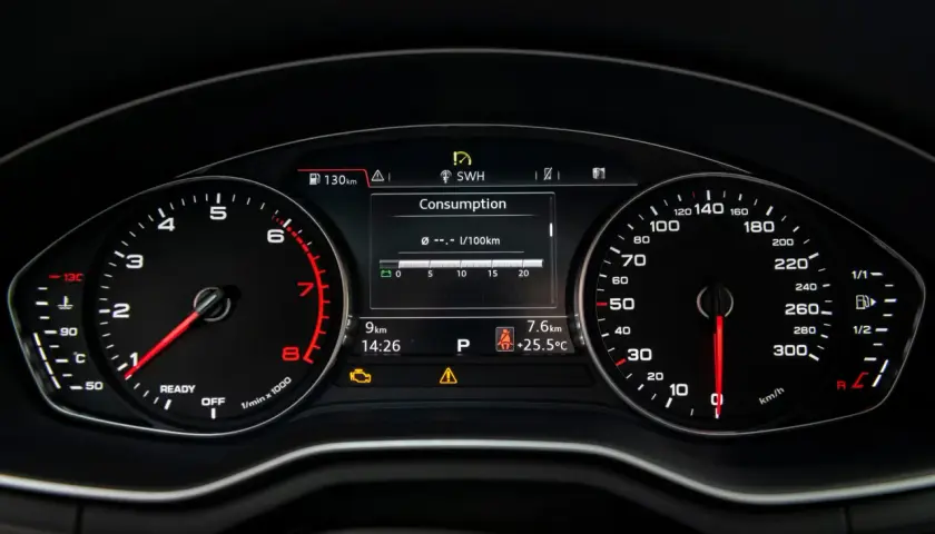 Armaturenbrett eines Audi A4 B9 mit Anzeige für Kraftstoffverbrauch und Kilometerstand. Der Inspektionstermin rückt näher.