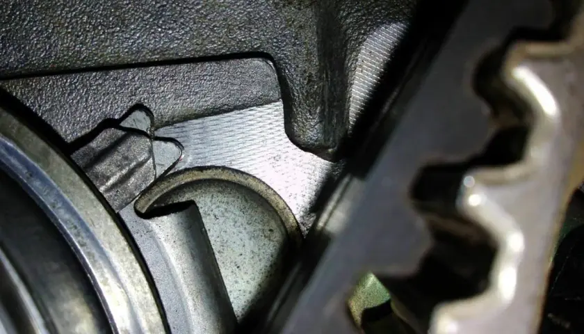 Nahaufnahme eines Zahnrads und eines Riemens in einem Motor.