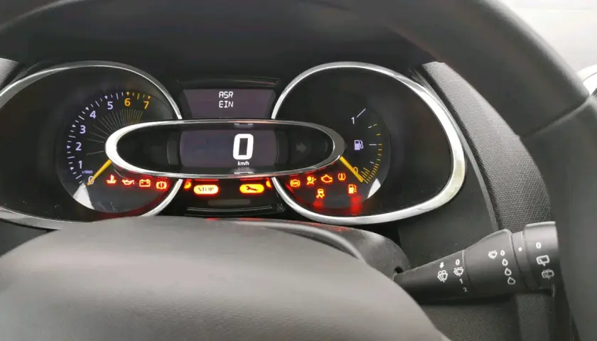 Armaturenbrett eines Renault mit leuchtenden Warnlampen und der Anzeige "ASR EIN".
