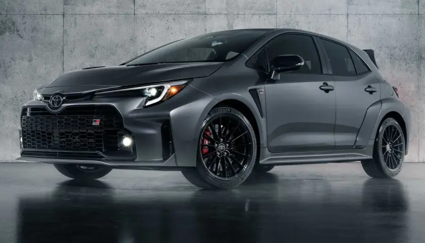 Grauer Toyota Corolla GR mit 300 PS, aggressiver Front und sportlichen Details.