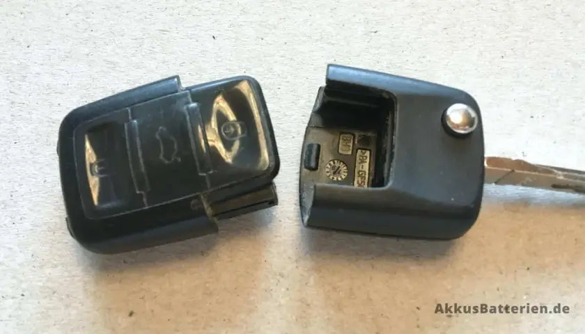 Schlüsselgehäuse für VW Fox geöffnet, bereit für den Wechsel der Batterie.